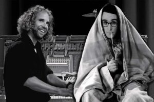 Der Musiker Björn Jentsch an einem Klavier, daneben ein Schwarzweißbild von Harold Lloyd als hypochondrischer Protagonist in einer Decke gehüllt – Szenenmotiv zur Stummfilmvertonung „Why Worry?“