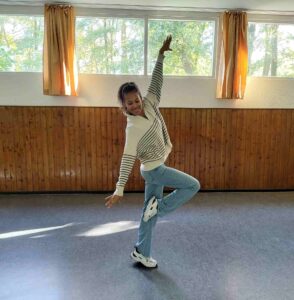 Zami Ola Inousse macht eine Tanzbewegung und lächelt. Sie bietet Tanzkurse für Kinder in Bremen-Nord an.