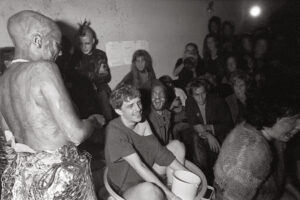 Ein Schwarz-weiß-Bild des Künstler*innenkollektivs Die Tödliche Doris aus dem Jahre 1982