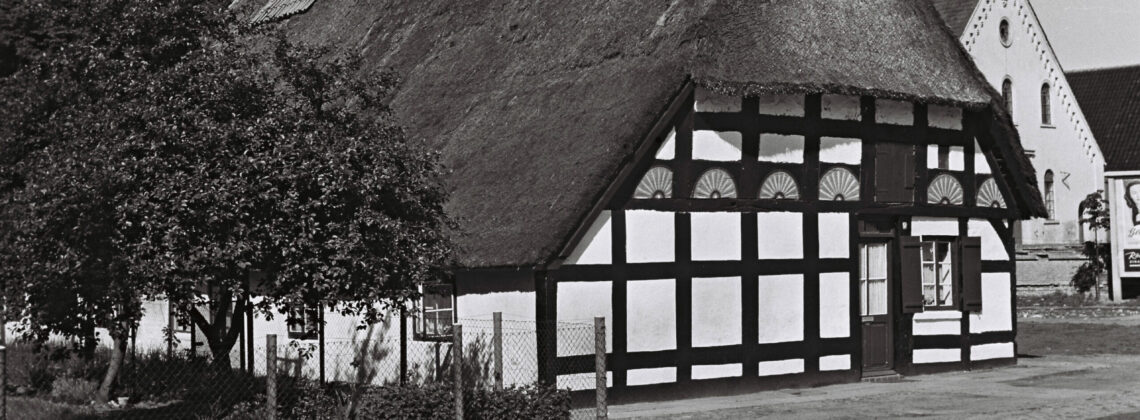 Schwarz-Weiß-Aufnahme des Häuslingshaus De Stoben in der Dorfstraße in Habenhausen