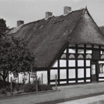 Schwarz-Weiß-Aufnahme des Häuslingshaus De Stoben in der Dorfstraße in Habenhausen