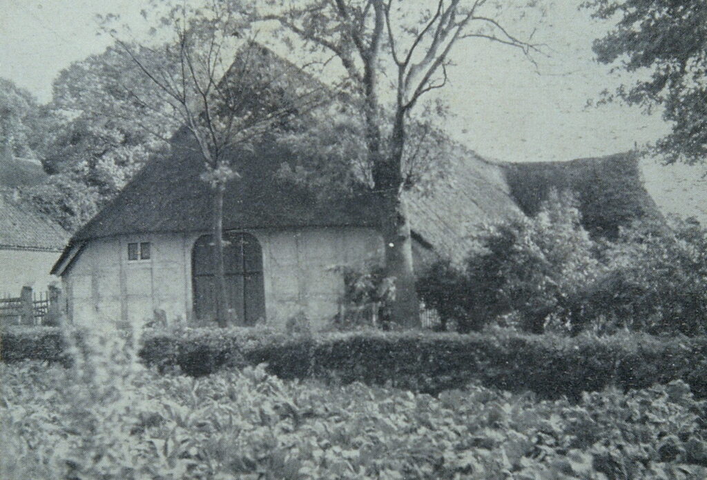 Historische Aufnahme eines Gasthauses aus Bremen-Habenhausen. Altes Farmhaus mit Reetdach.