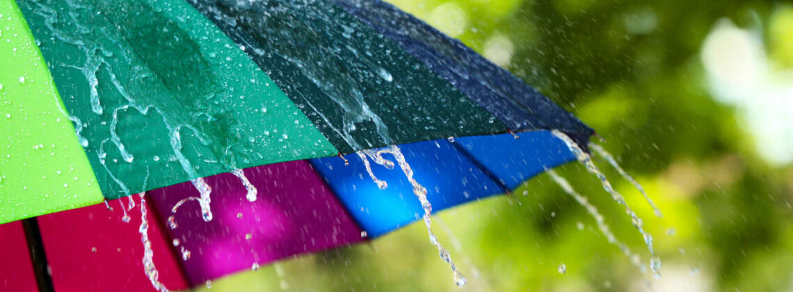 Ein bunter Regenschirm bei Regen