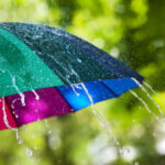 Ein bunter Regenschirm bei Regen