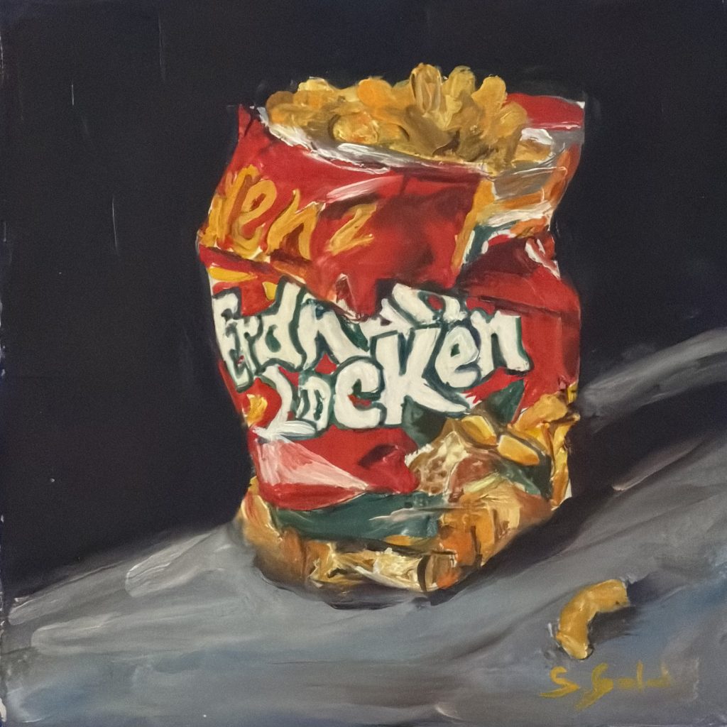 Ein hyperrealistisches Gemälde zeigt eine aufgerissene, rot-gelbe Tüte Erdnussflips der Marke "ErdnussLocken". Die Verpackung ist zerknittert und teilweise geöffnet, sodass einige der gelben Snacks sichtbar herausschauen. Eine einzelne Erdnusslocke liegt vor der Tüte auf einer grauen Oberfläche. Die dunkle Hintergrundfarbe setzt das Objekt deutlich in Szene. Unten rechts ist die Signatur „S. Gerlach“ zu erkennen.