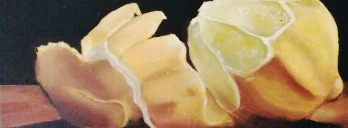 Ein realistisch gemaltes Stillleben zeigt eine geschälte Zitrone, die auf einer hölzernen Oberfläche liegt. Die gelbe Frucht ist teilweise von ihrer Schale befreit, die sich spiralförmig nach links hin abrollt. Das Bild ist in warmen Gelb- und Brauntönen gehalten, der Hintergrund ist tiefschwarz und lässt das Motiv plastisch hervortreten.