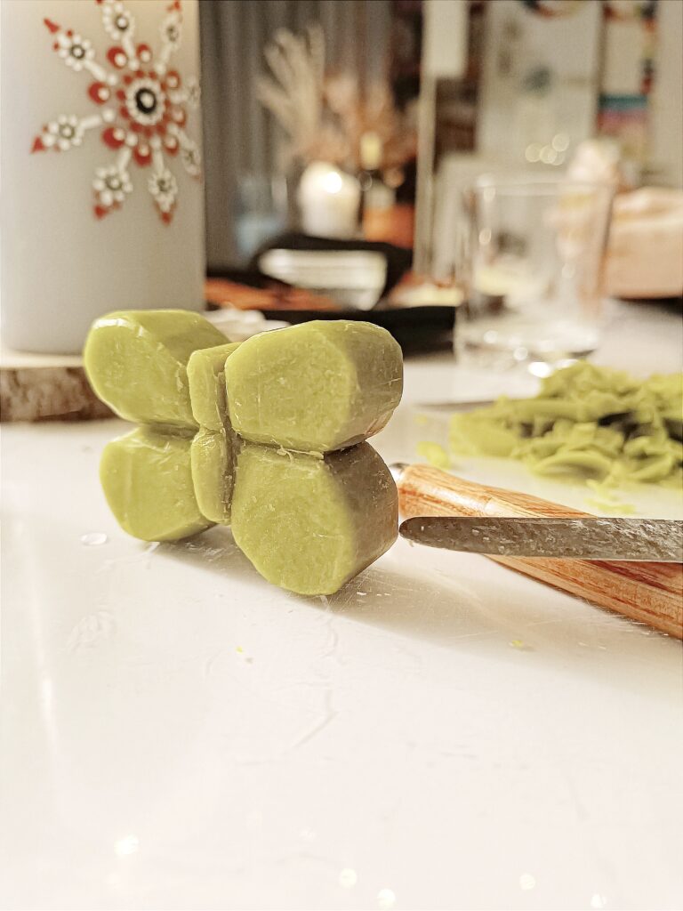 Ein Stück Seife geschnitzt in Form eines Schmetterlings