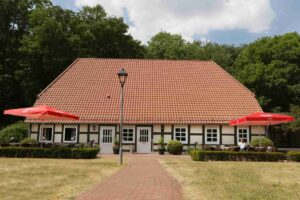 Blick auf das Café Sophie der KulturAmbulanz von außen. Es ist in einem schönen Fachwerkbau unterbracht.