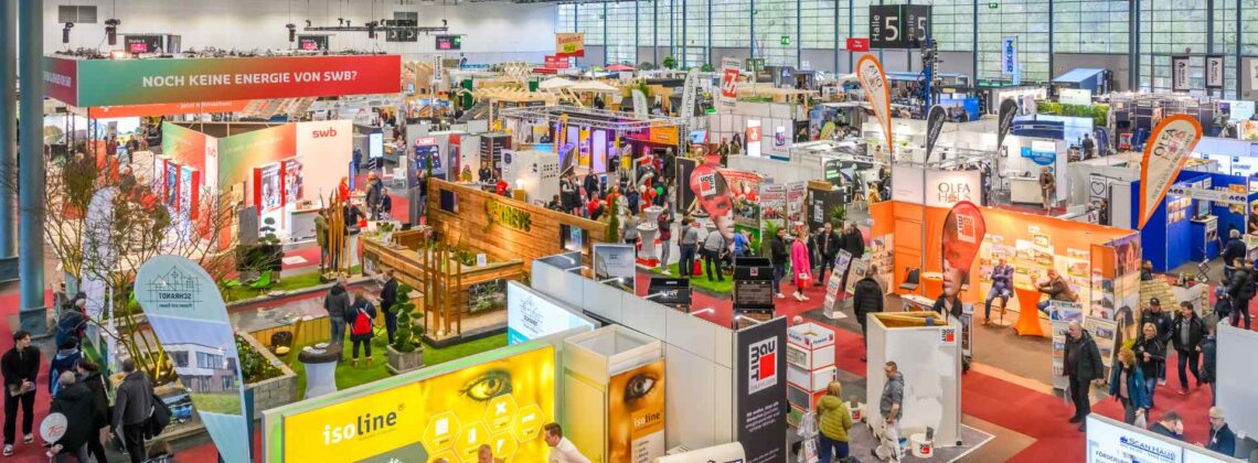 Blick in die mit Besuchern und Messeständen gefüllte Halle der Bremer Messe hanseBAU und Bremer Altbautage 2026