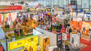 Blick in die mit Besuchern und Messeständen gefüllte Halle der Bremer Messe hanseBAU und Bremer Altbautage 2026