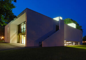 Blick auf das Haus im Park der KulturAmbulanz Bremen bei Nacht