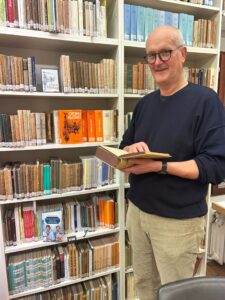 INS Bremen: Heiko Block vor einem Bücherregal