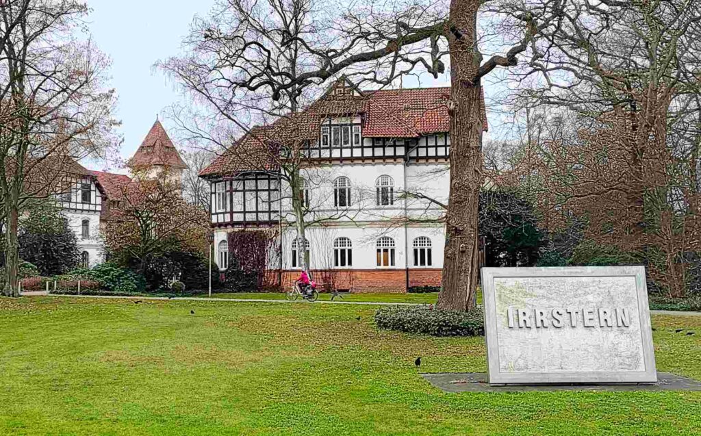 Blick auf das Mahnmal Irrstern und Gebäude des Psychiatrischen Klinikums Bremen-Ost