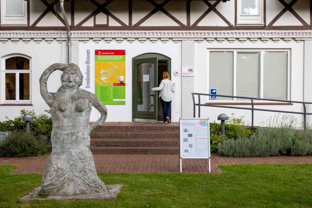 Der Eingangsbereich des Krankenhaus-Museums mit einer Frauenskulptur