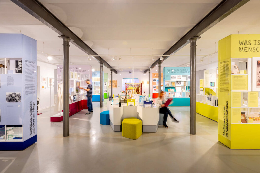 Blick in das Innere des Krankenhaus-Museums der KulturAmbulanz Bremen mit bunten Schaukästen