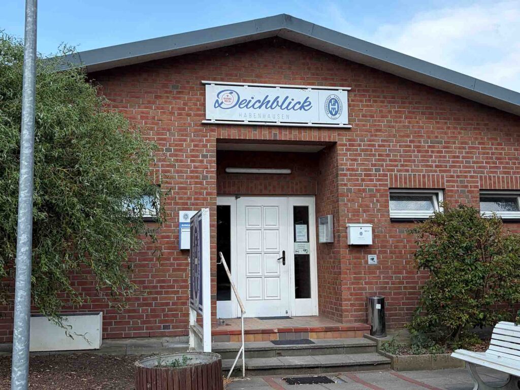 Eingang des Restaurants Deichblick in einem roten Backsteingebäude in Bremen-Habenhausen