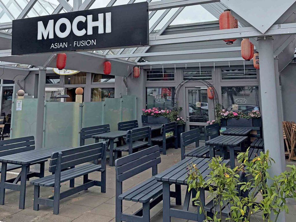 Eingang des Restaurants Mochi unter einem großen Schild mit der Aufschrift Asian Fusion
