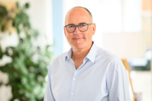 Porträtbild von Heiner Schomburg aus Bremen, dem Host des Podcasts "Trauergeschichten"