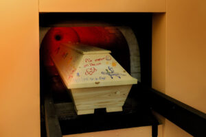 Ein bemalter Sarg wird ins Krematorium gebracht, Symbolbild für individuelle Trauer und Abschied