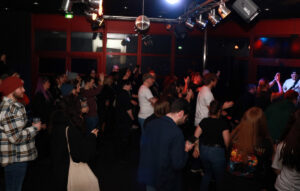 Blick in den mit Menschen gefüllten Konzertraum zum "Rock gegen Rechts" im Bürgerhaus Obervieland