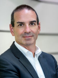 Porträt eines Mannes im Anzug, Gründer und Geschäftsführer der Deutschen Klimastiftung.