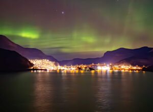 Eine Aurora Borealis über eine Stadt in Norwegen