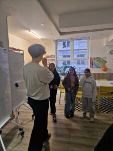 Eine Moderatorin spricht in einem Projektraum mit drei Mädchen; aufgenommen bei der Weihnachtsaktion von Radio Bremen zur Unterstützung des Tanzprojekts Backstage Girls