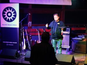 Stefan Markus, der Geschäftsführer des Bürgerhaus Obervieland auf der Bühne zur Eröffnung eines Musikfestivals