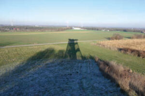 Blick von hohen Berg mit Aussichtsturm in Syke auf Bremen. Einer der Berge in Bremen beziehungsweise vor den Toren von Bremen
