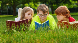 Anna Lott liest aus „Esel, Hund, Katze, Hahn.“