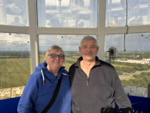Mechthild und Horst Schröter, ein Ehepaar aus Bremen, stehen Arm in Arm in einem Aussichtsturm.