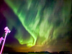 Fotografie eines großen, grünen Polarlichtes in Skandinavien. 