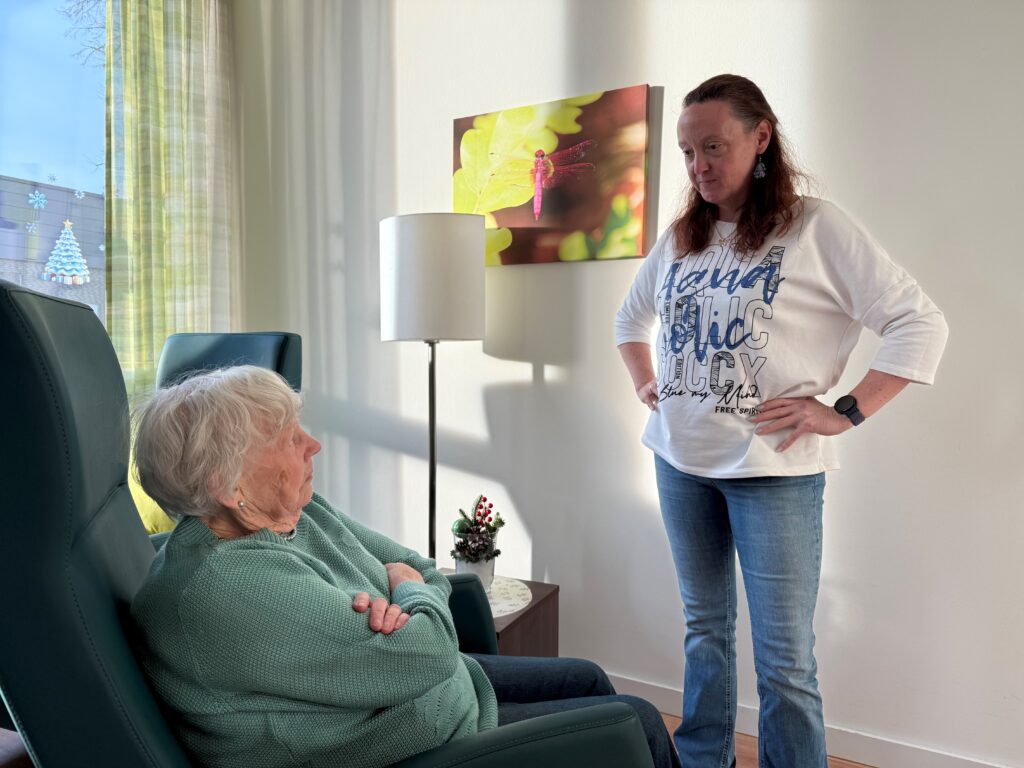 Zwei Personen, die gegenüber stehen.