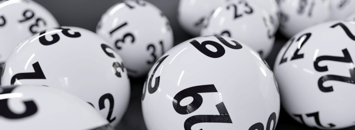 Mehrere Lottokugeln sind vor einem schwarzen Hintergrund zu sehen. Symbolbild für Bremer Lottomillionär Oliver Intemann