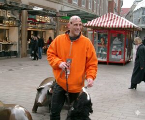 Ex-Millionär Oliver Intemann steht mit einer tätowierten Glatze in der Bremer Sögestraße. 