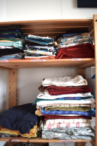 Aufnahme eines vollen Stoffregals des Nähcafés Huckelriede