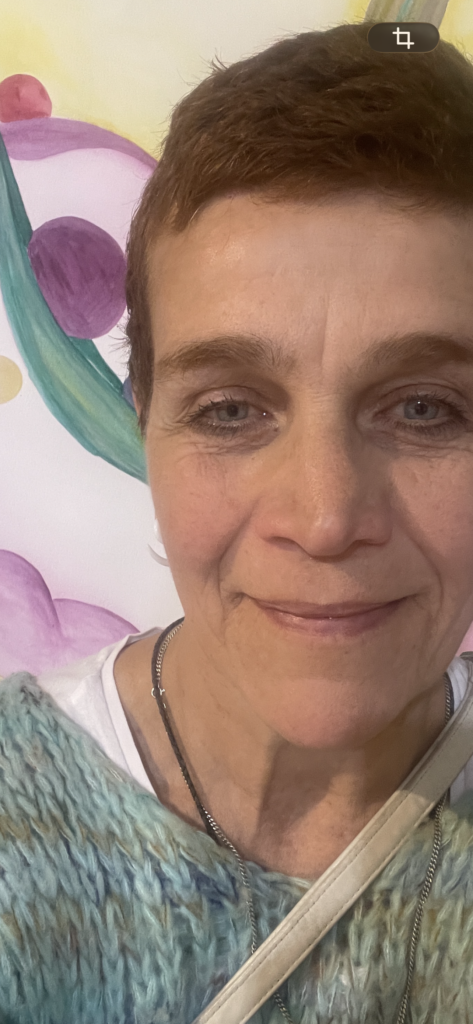 Die Künstlerin steht vor Ihrem eigenen Bild.