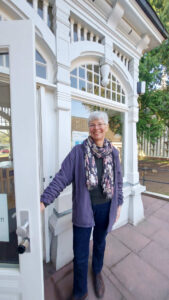 Antje Büsing, Leiterin vom Begegnungszentrum St. Magnus, öffnet die Tür zum Zentrum in der Hackfeldschen Villa