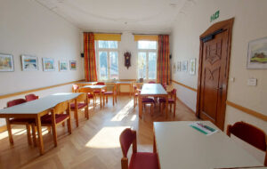 Blick in die gemütlichen, sonnendurchfluteten Räumlichkeiten der Begegnungsstätte St. Magnus in Bremen-Nord
