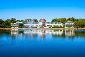 Ansicht des Parkhotels Bremen hinter dem Holler See am Anfang des Bürgerparks, dort kann man ideal ein Frühstück in Bremen genießen