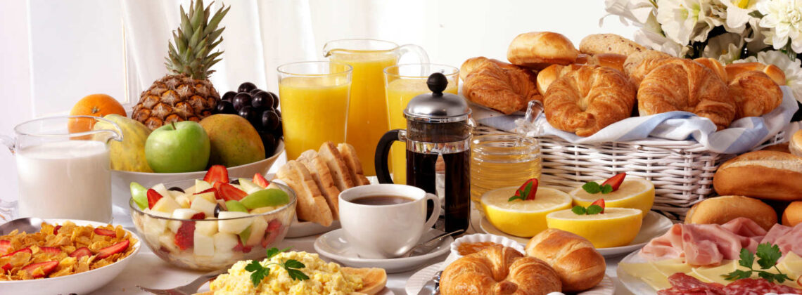Ansicht eines üppig gefüllten Frühstückstisches, Symbolbild für Frühstück in Bremen