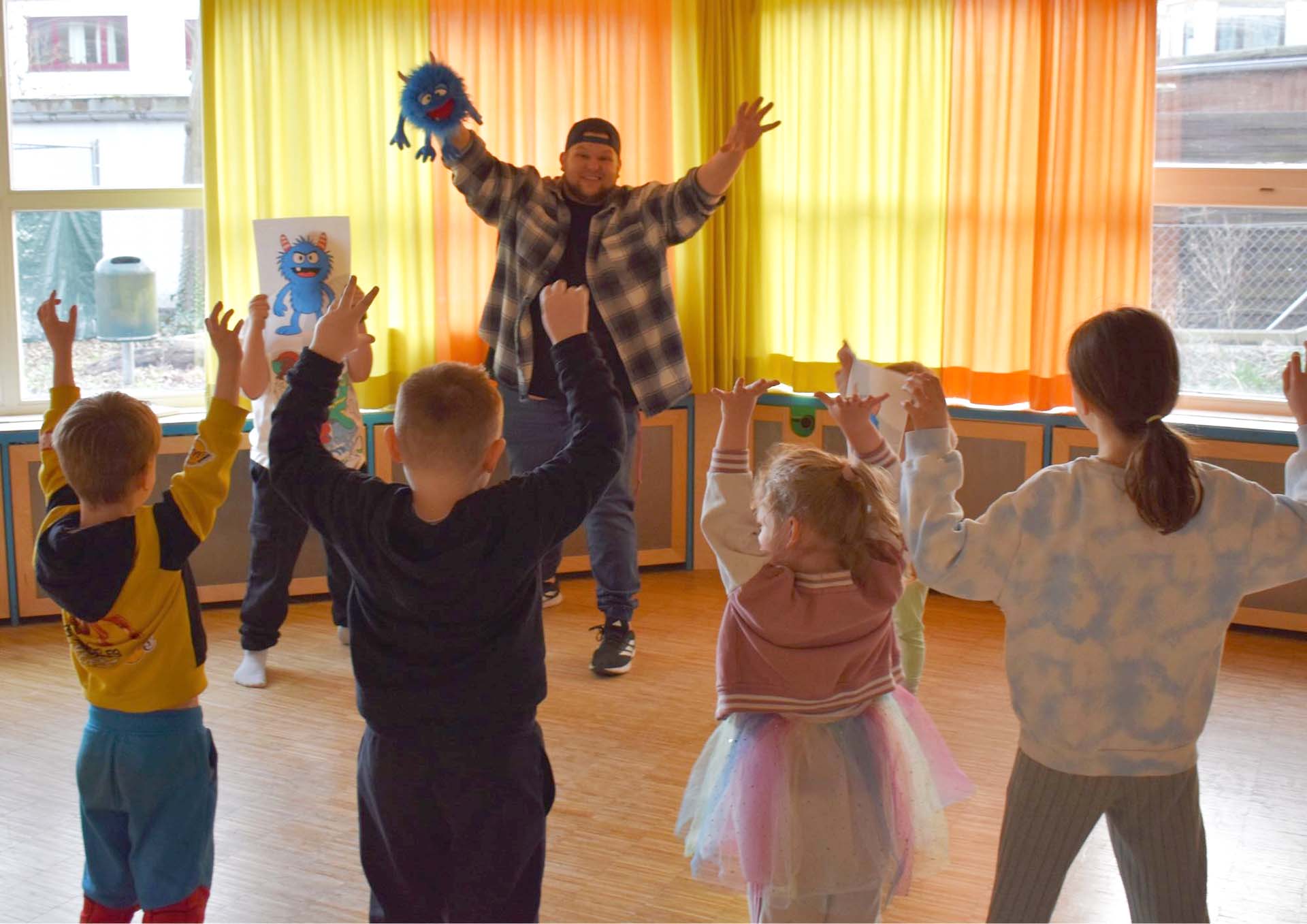 Kinder üben in der Gruppe mit Pierre Doutiné Rollenspiele zu Körpersprache und Selbstbewusstsein