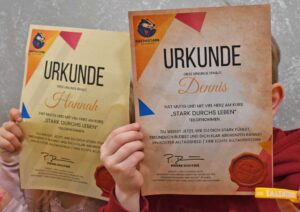 Kinder halten Urkunden für ihre Teilnahme an der Bürgerhaus-Funzone in den Händen.