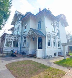 Das Begegnungszentrum St. Magnuns ist in der Hackfeldschen Villa untergebracht, eine prächtige, große weiße Villa im historischen Stil.