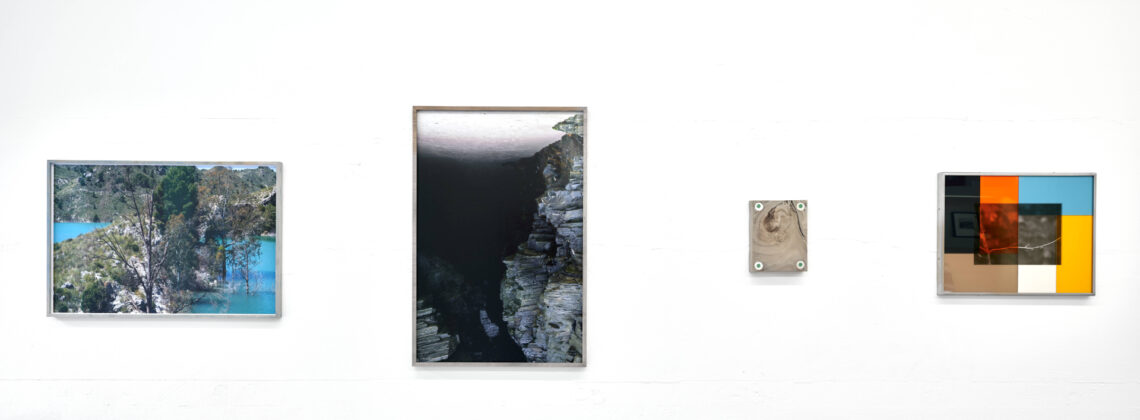 Vier zeitgenössische Kunstwerke hängen mit Abstand an einer weißen Galeriewand im Kunstraum „wach“ in Bremen – darunter Fotografien von Landschaften sowie eine abstrakte, farbige Bildarbeit.