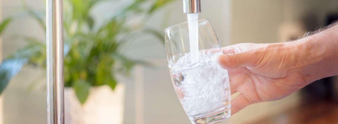 Verbot von Bleirohren Glas Wasser