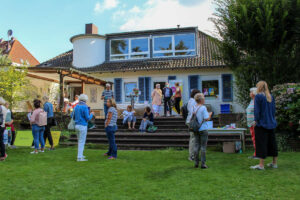 Der Garten des Hauses von Trauerland in Bremen, in dem viele Menschen zum Tag der offenen Tür stehen