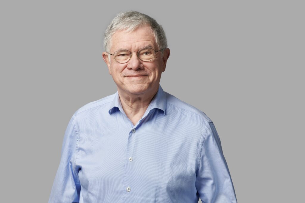 Ein Mann mit Brille und blauem Hemd