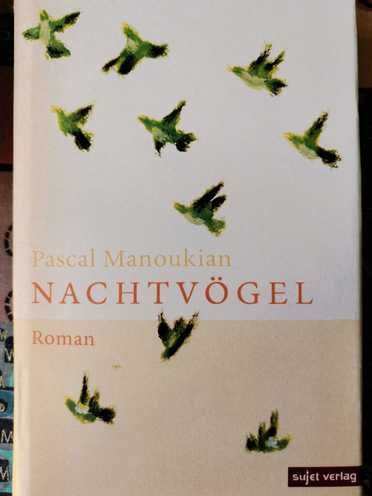 Ein Bild mit Vögeln die fliegen