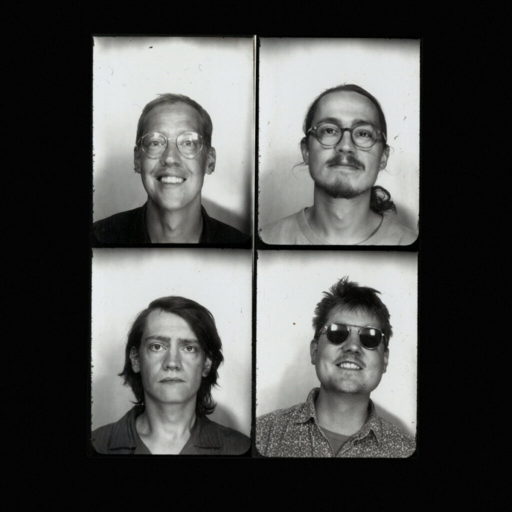 Schwarz-weißes Bandfoto der schwedischen Gruppe Agnas Bros: Vier Musiker sind in einzelnen Porträtfeldern zu sehen, jeweils mit unterschiedlichen Gesichtsausdrücken und markanten Looks.